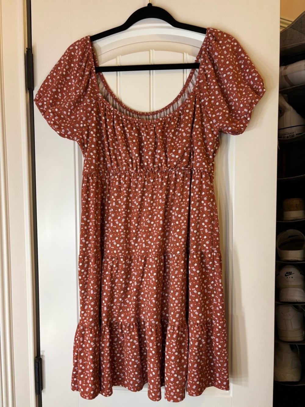 red and white puff-sleeve floral tiered knit mini dress